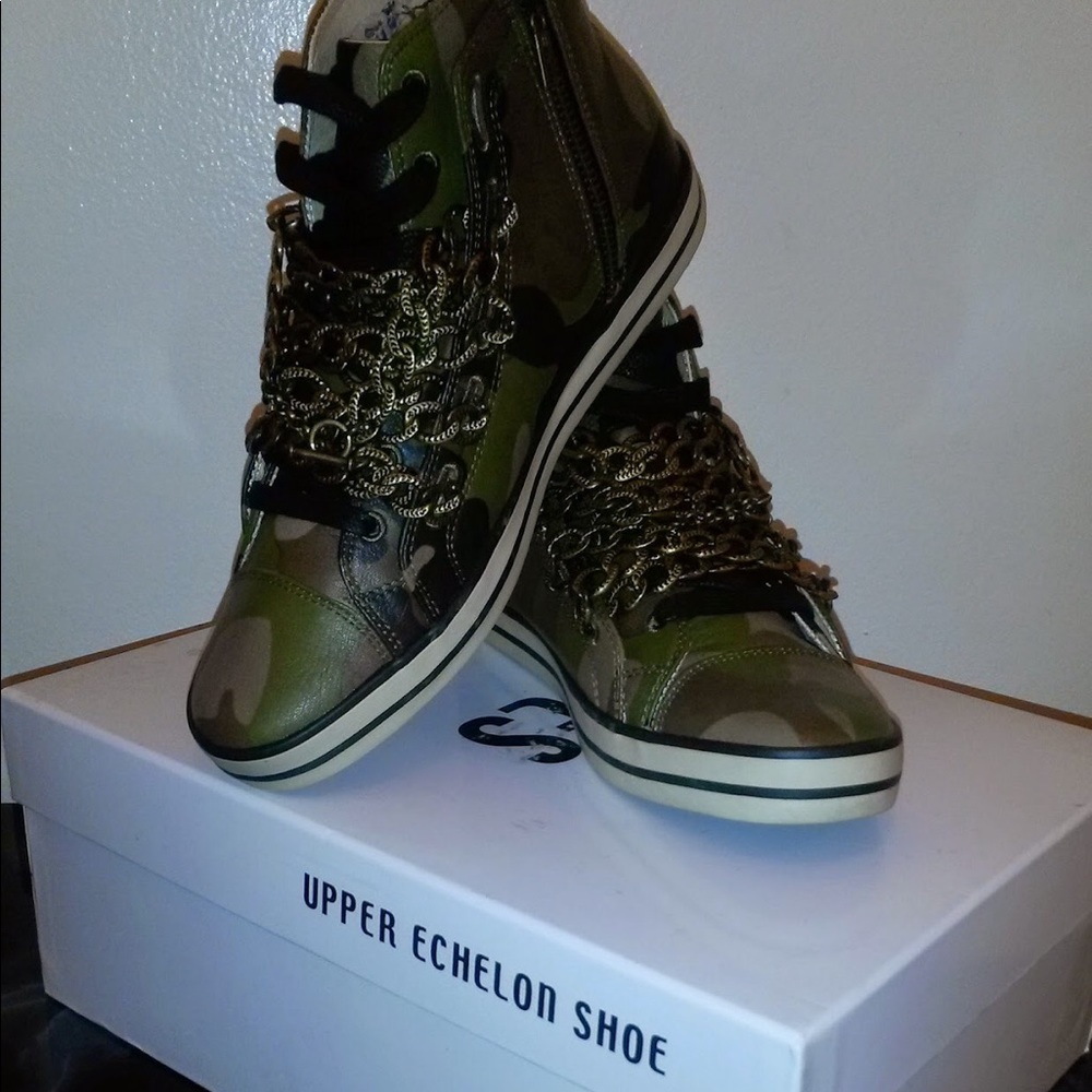 *Vintage* UES CAMO GENUINE SNEAKERS WITH METAL LACES. Size 7